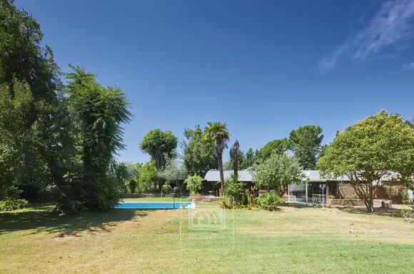 Chalet Independiente en Somosaguas A con Piscina y Gran Jardin