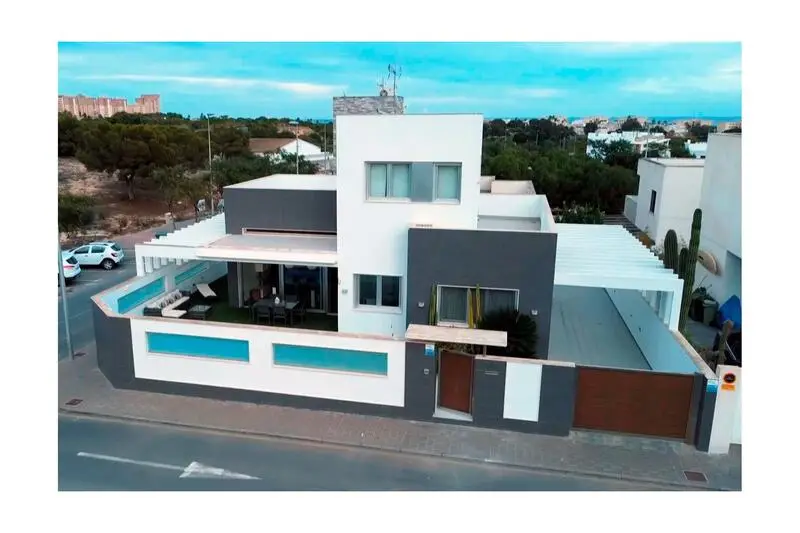Villa en Venta 3 Dormitorios Piscina Privada Cerca de la Playa