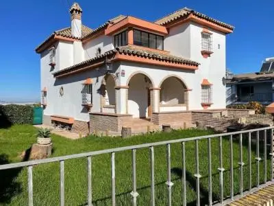 Chalet en Los Cerros de Montequinto con Piscina y Jardin