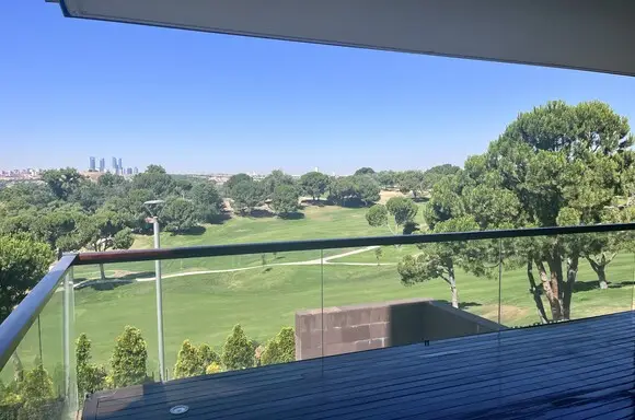 Alquiler Piso de Lujo en El Encinar con Vistas al Golf