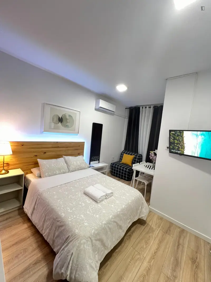 Estudio Moderno en Madrid con Wifi y Cocina Equipada