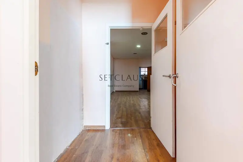 Local Comercial en Mataró: 102m², Perfecto para Oficinas o Tiendas