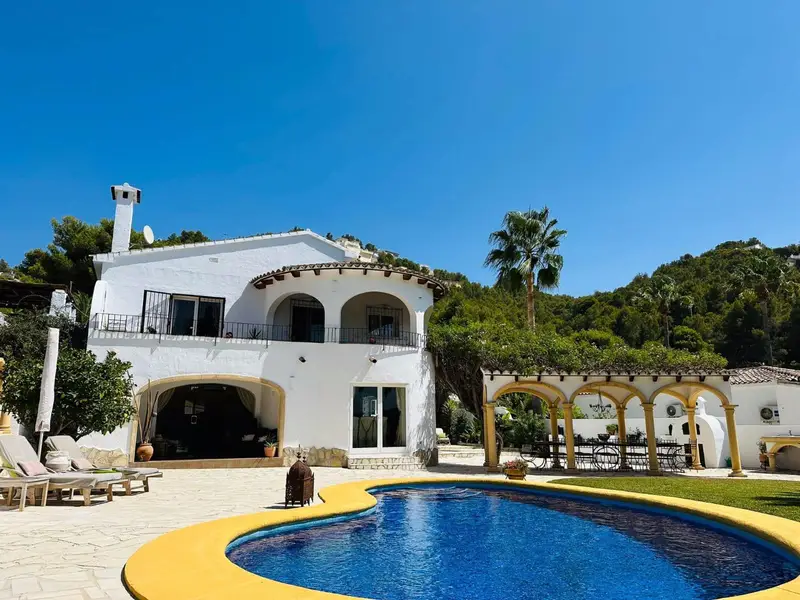Chalet en venta en Moraira con 5 dormitorios 3 banos jardin piscina barbacoa