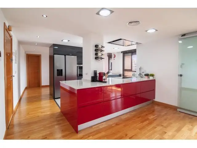 Vivienda de Lujo con Amplio Espacio y Diseño Único