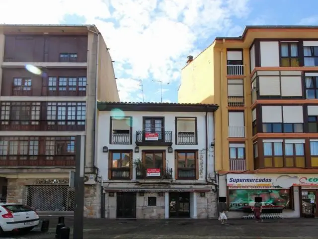 Edificio con Bajo Comercial, Viviendas y Buhardilla -  Oportunidad de Ampliaci	ón