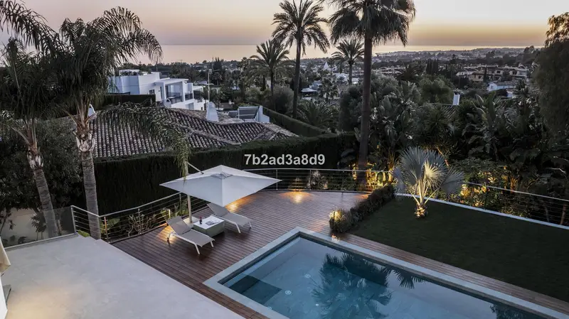 Villa de Lujo 5 Dormitorios Milla de Oro Vistas al Mar Piscina Privada