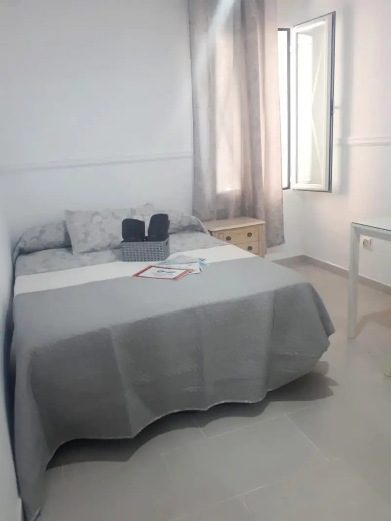Piso en venta en Cadiz, 6 habitaciones, 2 baños, junto a La Caleta
