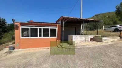 Casa de Campo con Buhardilla y Garaje en Entorno Montañoso