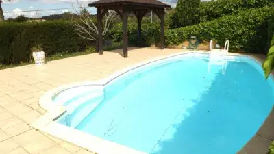 Chalet en Venta: 3 Habitaciones, Piscina, Jardín y Barbacoa