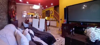 Casa Pareada en Manlleu con Garaje Doble y Suite con Jacuzzi