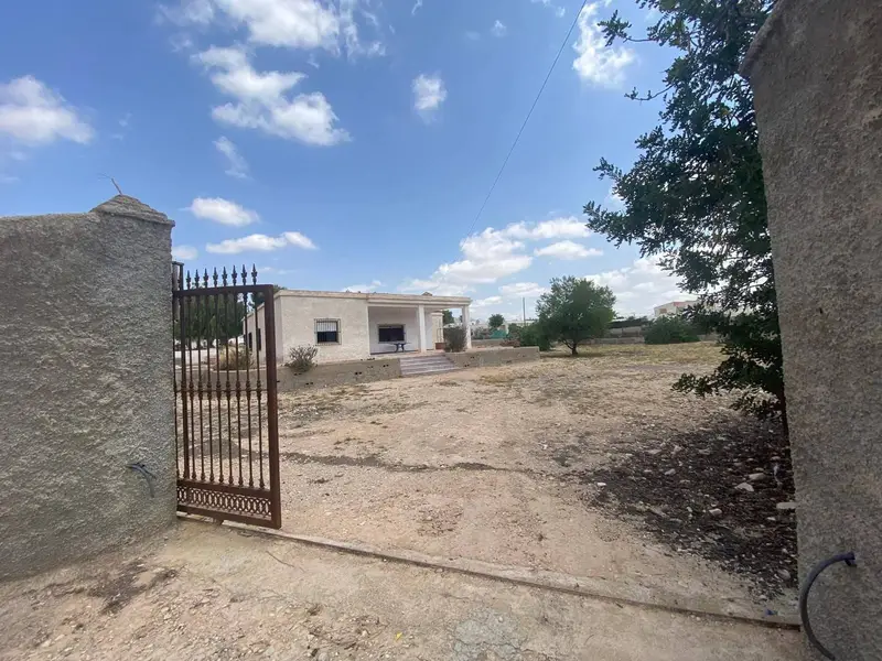 Chalet Independiente en Albatera con 4 Dormitorios y Amplia Parcela