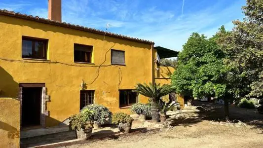 Masía Catalana en Baix Empordà con Posibilidad de Edificación