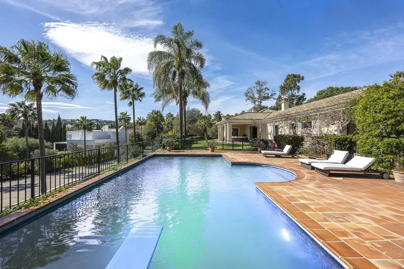 Chalet de Lujo en Sotogrande con Piscina Privada y Jardín