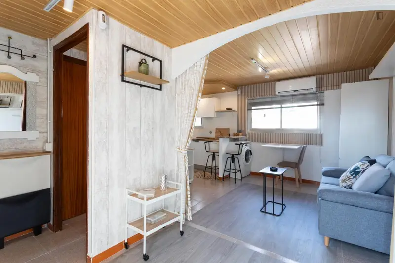Estudio Amueblado con Terraza en Sants