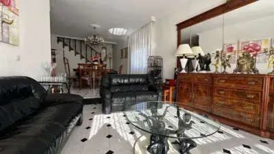 Chalet en Los Barrios con 4 habitaciones, 2 baños y azotea