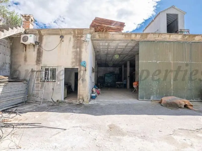 Casa de Campo con Local Industrial en Arenas de Velez