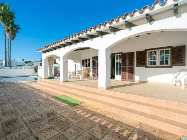 Chalet en venta en Menorca con piscina y jardin