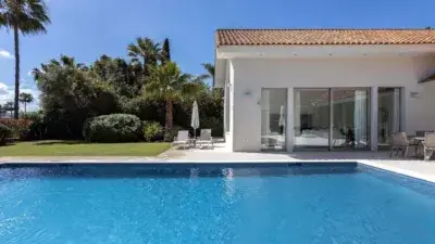 Chalet en Sotogrande con Vistas a la Piscina y Garaje para 5 Coches