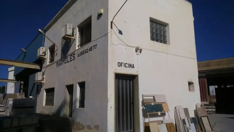 Venta Chalet con Chimenea y Nave Industrial en Novelda