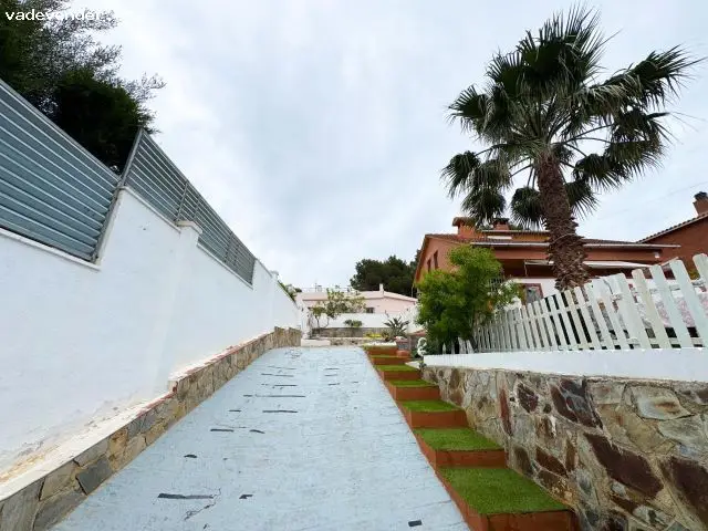 Chalet con Piscina Privada y Vistas al Mar en El Vendrell