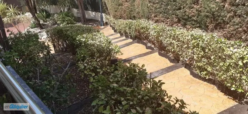 Chalet Independiente en La Alcayna con 5 Dormitorios y Amplio Jardin