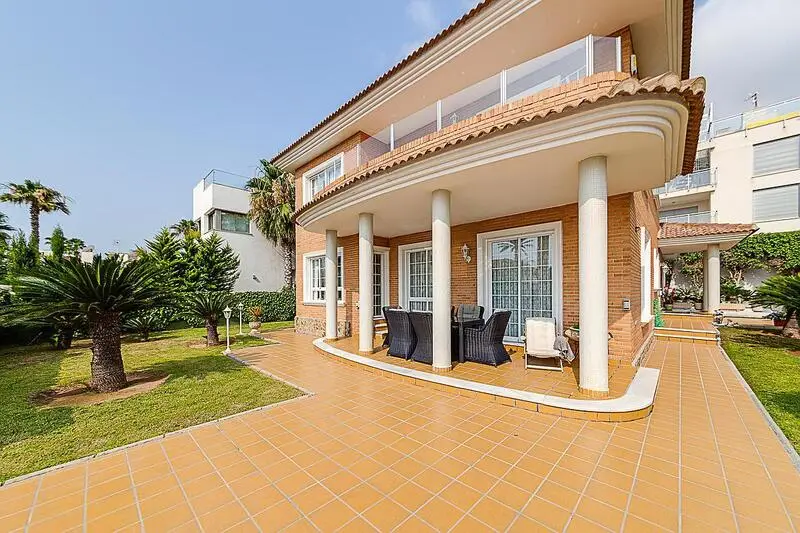 Villa de 5 Dormitorios en Torrevieja Alicante