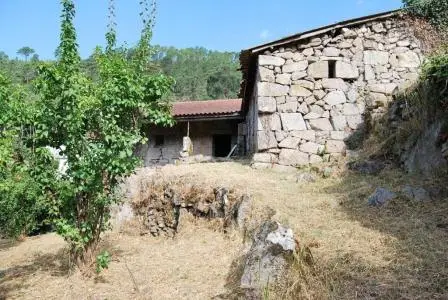 Casa centenaria para restaurar con finca en Galicia
