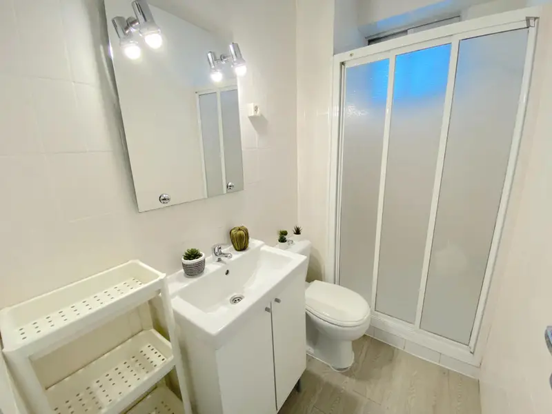Habitacion Soleada Cerca del Centro con TV y WIFI