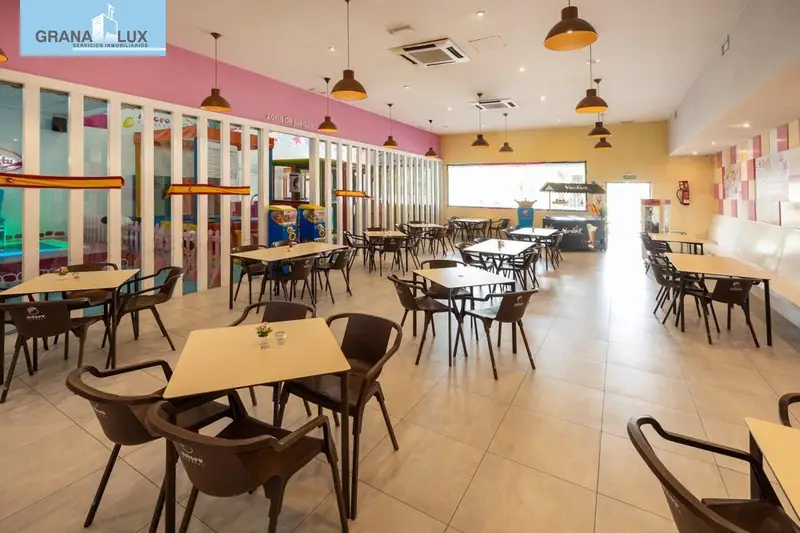 Venta Nave Comercial con Terraza en Granada