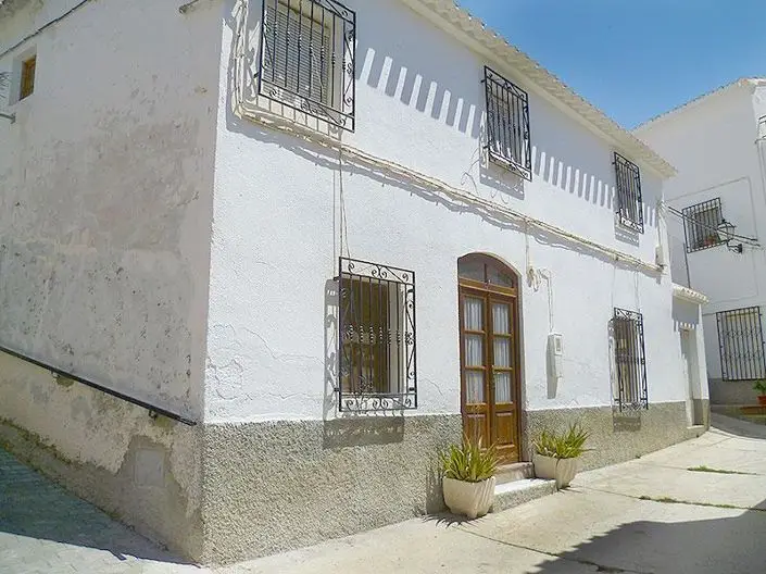 Casa de Pueblo de 8 Dormitorios con Patio y Terraza