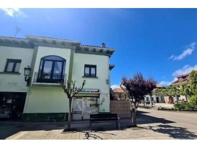 Bajo en Vega de Sariego con Terreno - Ideal Reforma