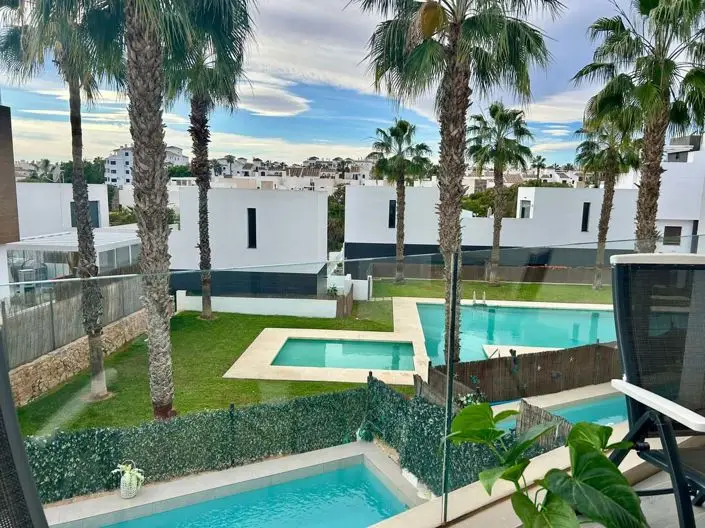 Villa 3 Dormitorios Villamartin Piscina Privada