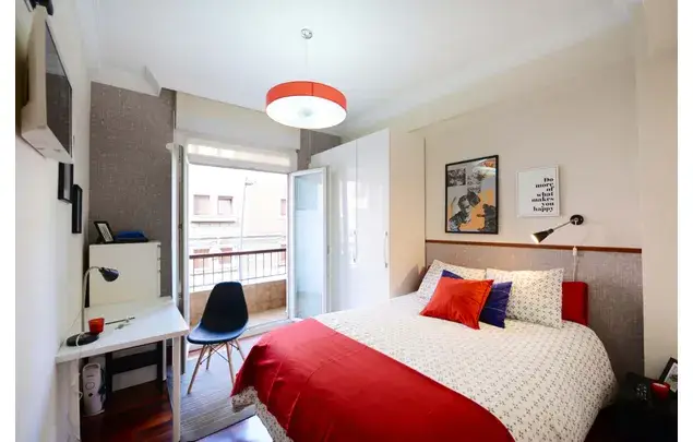 Habitaci
ón 90m
² Bilbao Estancia Media Larga