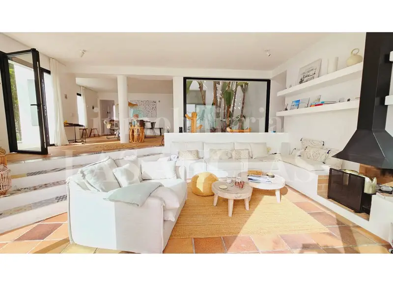 Villa de Lujo en Santa Eulalia Ibiza con Vistas al Mar y Licencia de Ampliacion