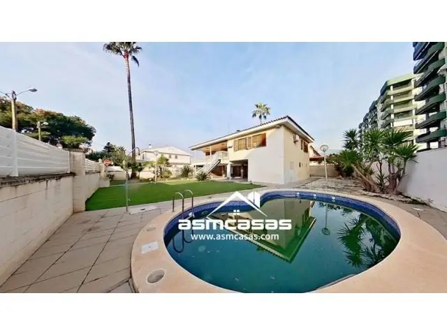 Villa en Benicasim con Piscina y Jardin Cerca de la Playa