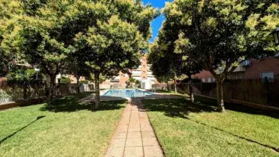 Piso en Venta en Urbanizaci3n Privada con Piscina