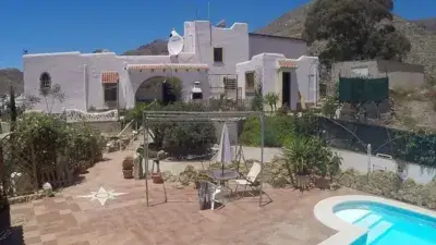 Chalet Pareado con Piscina y Pista de Tenis en Cueva del Pajaro Almeria