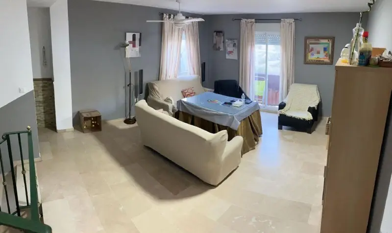Casa en Venta en Gójar con Patio de 90m2 y 4 Dormitorios