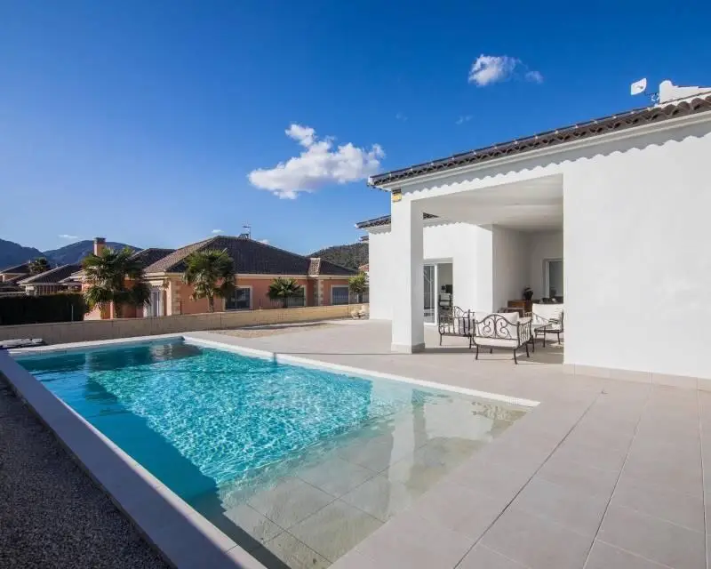 Villa 3 Dormitorios Pinoso Moderna Piscina Solares