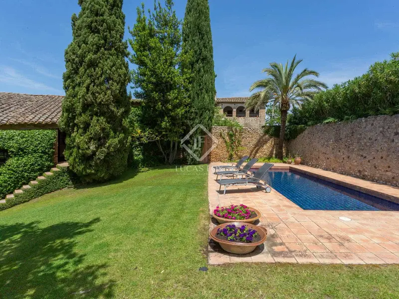 Masia restaurada siglo XVII con casa invitados jardin y piscina