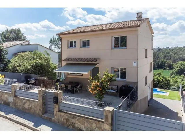 Casa en Can Roure Lliçà d Amunt con Jardín y Piscina