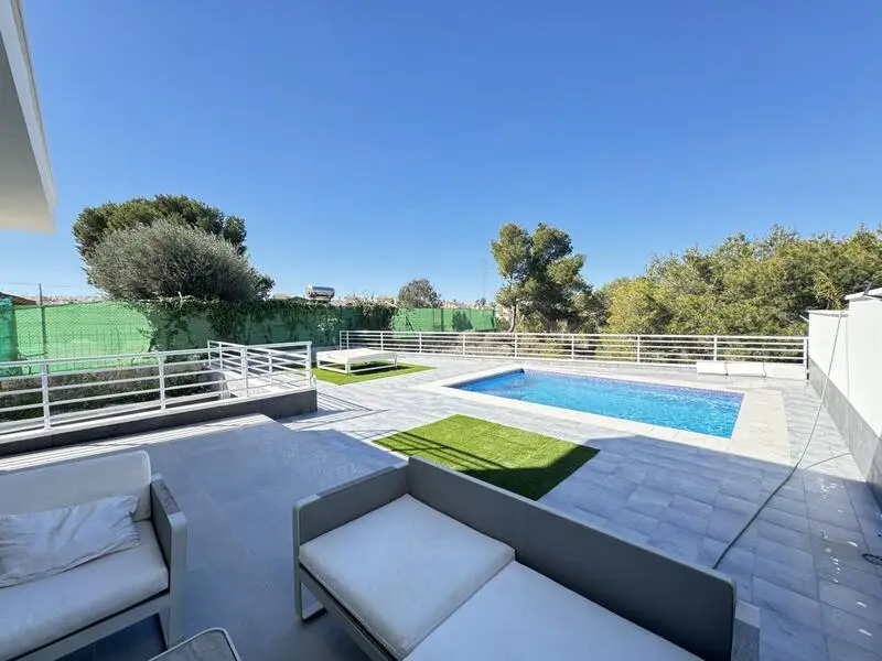 Villa 4 Dormitorios Los Balcones Alicante Moderna Piscina Privada