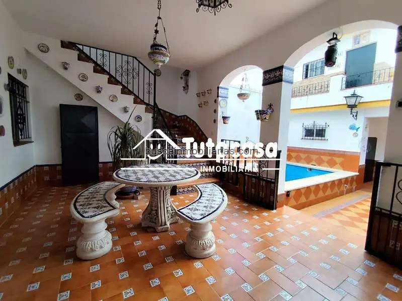 Chalet Bifamiliar con Piscina en Dos Hermanas Ideal para Familias Numerosas