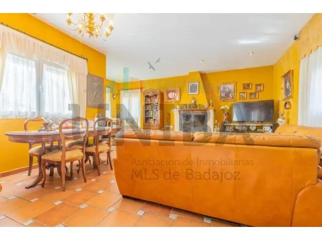 Chalet en Las Vaguadas con Gran Parcela y Buhardilla