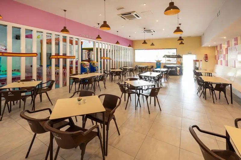Nave Comercial con Patio en Granada 975m2 - Ideal Hosteleria