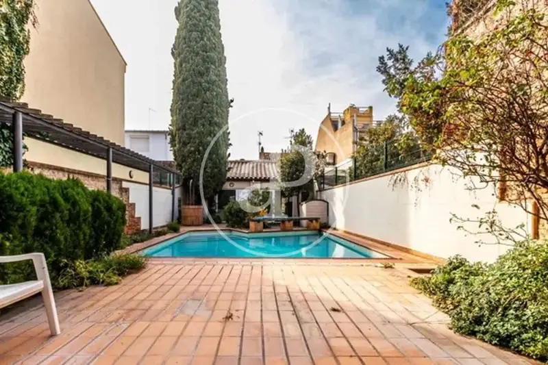 Chalet en venta en Sabadell con piscina y patio