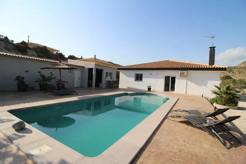 Villa en Fortuna Murcia 3 dormitorios piscina jardin