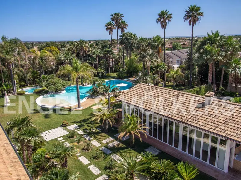 Villa de Lujo en Elche Restaurada con Piscina y Jacuzzi