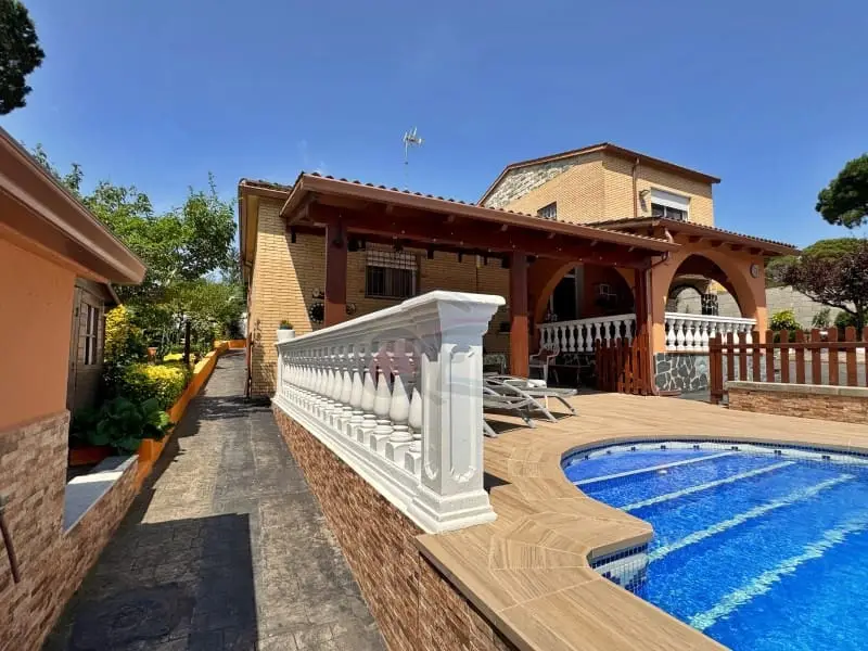 Chalet en Venta La Goba Vidreres 5 Dormitorios Piscina