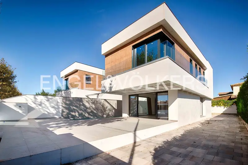 Chalet en Venta Empuriabrava Moderna Casa de Lujo con Piscina